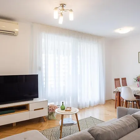 Znjan With Parking Apartamento