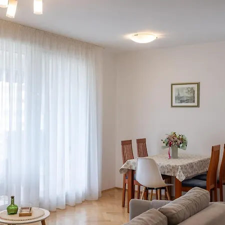 Znjan With Parking Apartamento